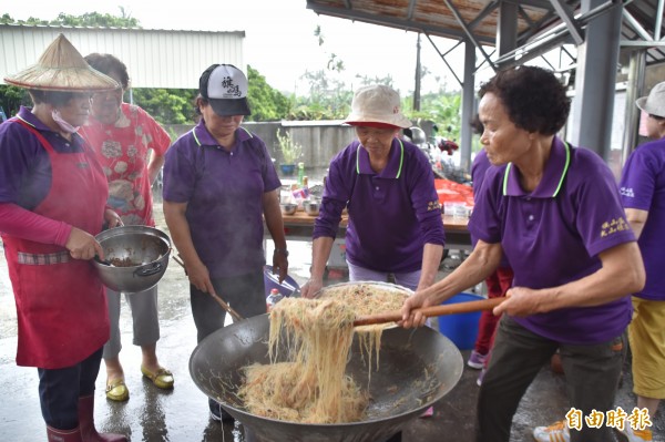 阿嬤們以在地食材入菜料理。（記者蘇福男攝）