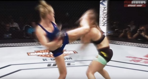 女子拳擊前世界冠軍霍爾姆（Holly Holm，左），一腳KO在UFC擂台賽中挑釁她的科蕾雅（Bethe Correia，右）。（圖擷自YouTube）