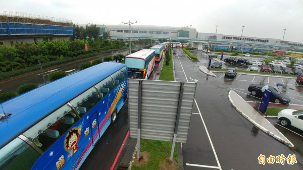 圖為遊覽車業者日前在機場集結抗議。（資料照，記者姚介修攝）