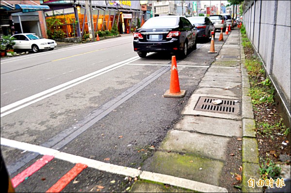 平鎮區龍德路近日出現「加寬型」汽車停車格，網友笑說這種「超大型停車格」很便民！（記者李容萍攝）