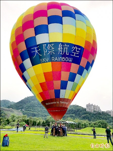 桃園石門水庫首發熱氣球昨天清晨立球、升空後，遇雨攪局，民眾升空體驗跟著告吹。（記者李容萍攝）