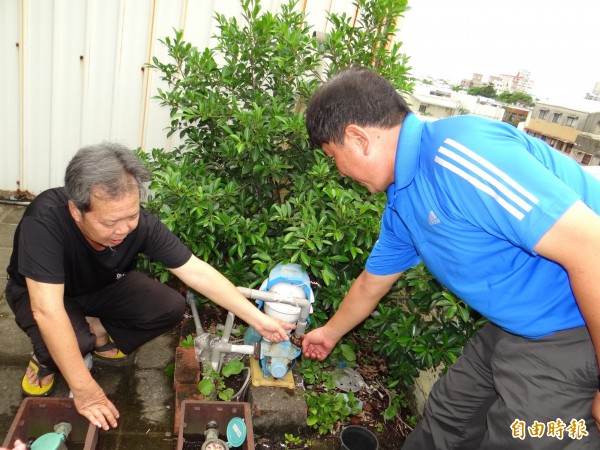 南市中西區忠義路一段大樓五樓曾姓住戶（左）與大南里長陳俊傑（右）指十九日晚間的神奇怪雨是頂樓抽水機水管斷裂大量自來水洩噴造成的。（記者王俊忠攝）