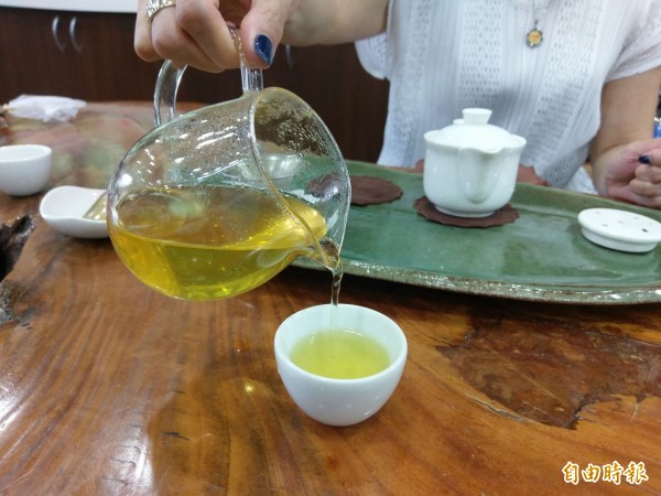 鹿谷凍頂茶陷入進口茶混茶風暴，信義農會玉山高山茶因輕焙火與主打清香等難以模仿的特性，詢問電話與訂單跟著增加。（記者劉濱銓攝）