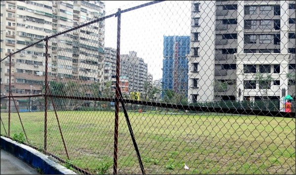 市府透過都市計畫變更回饋土地，取得4處社會住宅興建基地，約可增加700戶。圖為新店民安段現況。（城鄉局提供）