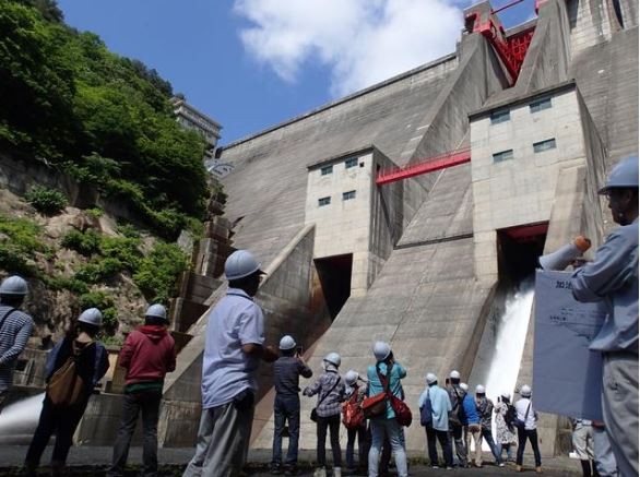 日本新潟縣新發田市的加治川治水水庫，17日洩洪時沒有知會下游各處，導致一對正在加治川下游戲水的母子因此被水沖走。（圖擷取自朝日新聞）