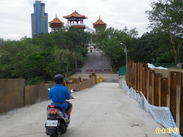 基隆主普壇前便道已完成通車，但宗親會認為太簡陋形象不佳。（記者盧賢秀攝）