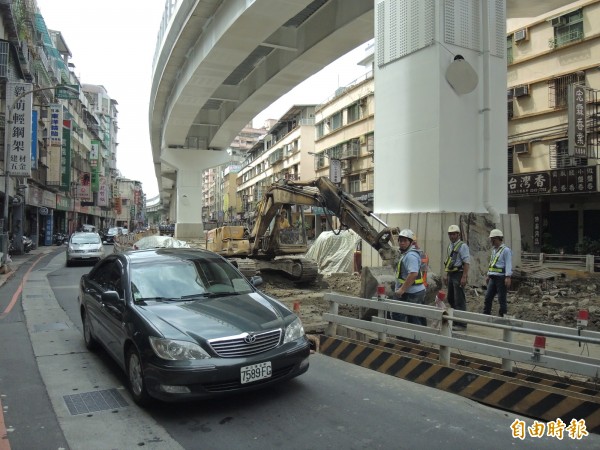 中正路到中山路段的景平路環狀線工程，圓通路至南華路口段，來往車道各僅存一線道。（記者翁聿煌攝）