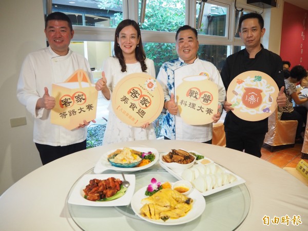 桃園市客家事務局長蔣絜安（左2）及多位評審推廣北區客家美食料理比賽，桌上為示範菜色。（記者陳昀攝）