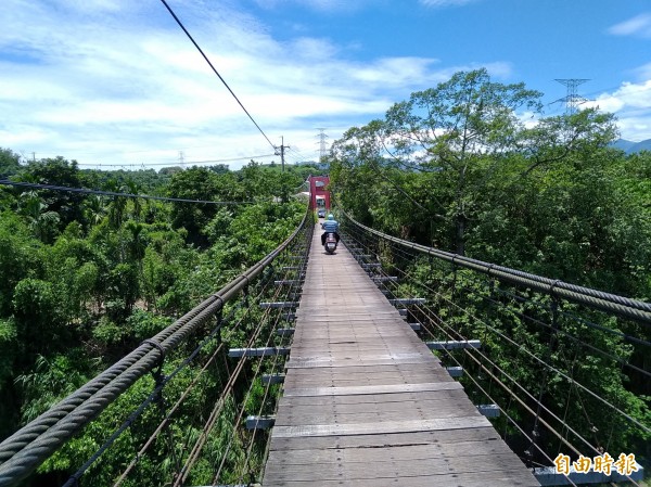 橫跨牛稠溪的義仁吊橋，是嘉義縣竹崎鄉內唯一可供機、慢車通行的吊橋。（記者曾迺強攝）