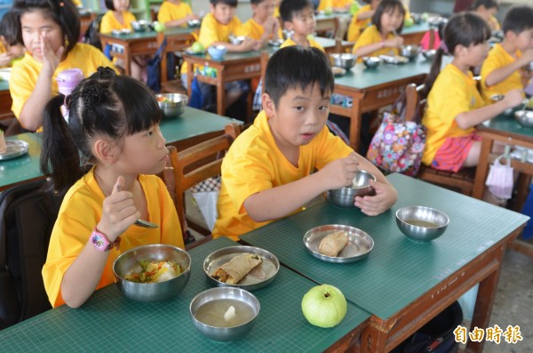 雲林縣教育處營養午餐費用調查出爐，約有6成學校多數家長同意調漲費用。（記者林國賢攝）