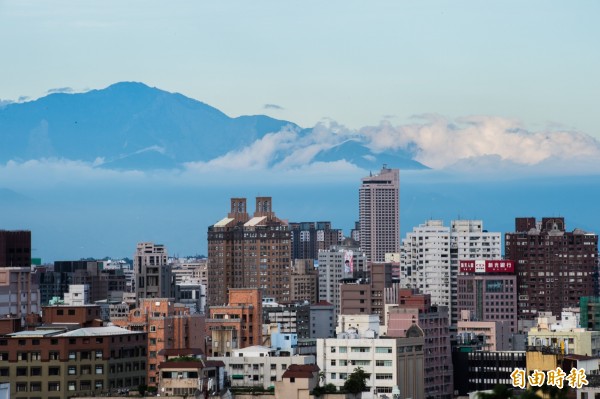 今天是夏至，從壽山遠眺大武山，別有一番情境。（記者張忠義攝）