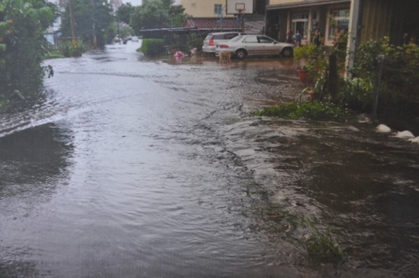 龍潭區富華街遇大雨會淹水。（龍潭區公所提供）