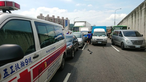 救護車停等紅燈時遭後車追撞，幸無人員傷亡。（記者曾健銘翻攝）