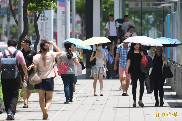 中央氣象局指出，今天（22日）天氣穩定，各地高溫可達33度至35度。（資料照，記者黃志源攝）