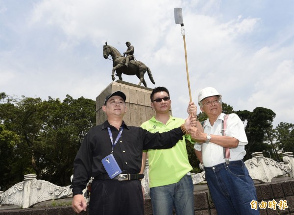 市議員童仲彥今天上午與台灣建國工程隊成員共同在青年公園蔣介石銅像前召開記者會，施壓台北市長柯文哲移除全市89處蔣介石銅像，高舉菜刀，高喊落實轉型正義。（記者陳志曲攝）