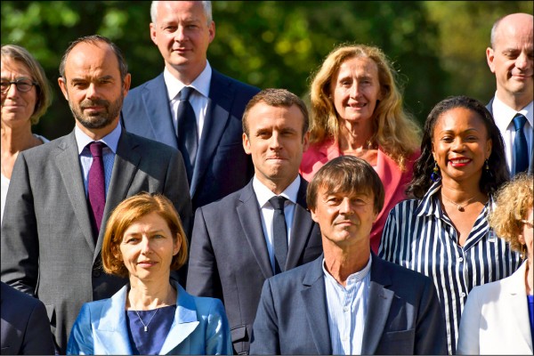 法國總統馬克宏內閣卅名成員中有十一名新人，其中最大亮點是新任國防部長帕爾麗（前排左一）和司法部長貝魯貝（後排右二）。圖為馬克宏（中）與閣員廿二日在愛麗榭宮合影。（歐新社）