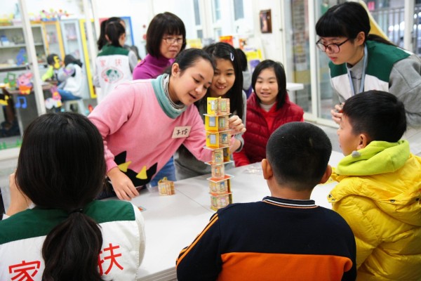 宜蘭家扶新增頭城和南方澳兩據點，頭城發展桌游特色，更讓學生在玩中學。（宜蘭家扶中心提供）