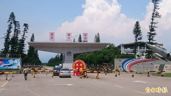 空軍清泉崗基地戰機飛彈射擊演練今天出現「掉彈」，立委顏寬恒要求國防部徹查。（記者歐素美攝）