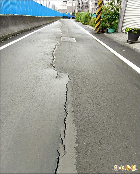 施工下陷路裂 竟塞水泥補表面 - 地方 - 自由時報電子報
