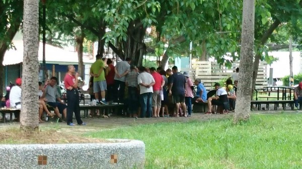 公園榕樹下聚賭，吸引民眾圍觀。（記者洪定宏翻攝）