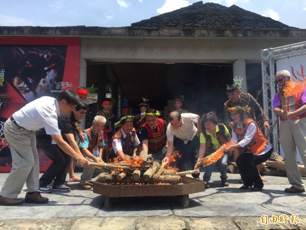 台灣原住民族文化園區今年成立30週年，週年慶慶祝活動今起展開，圖為來賓們共同引火傳承，宣告系列活動起跑。（記者羅欣貞攝）