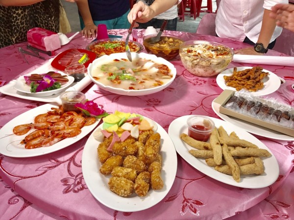 藏頭詩東港美食，席開百桌饕客餐桌用味蕾解密。（屏縣府提供）