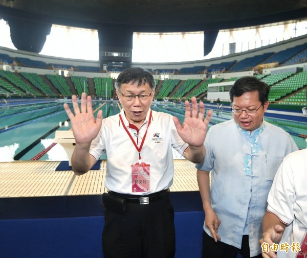 台北市長柯文哲（左）、桃園市長鄭文燦（右）視察世大運競賽場館中，位於國立體育大學綜合體育館的組合式游泳池。（記者方賓照攝）