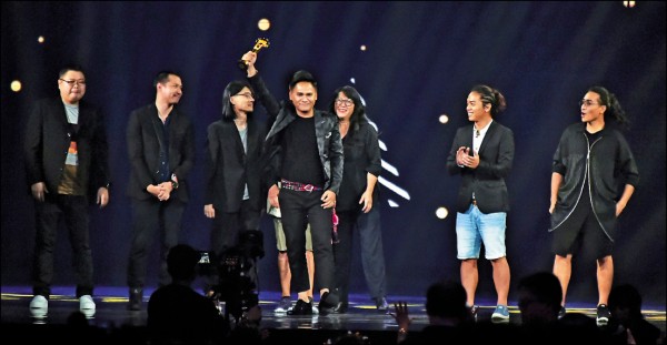 第二十八屆金曲獎昨晚在台北小巨蛋舉行頒獎典禮，原住民歌手桑布伊（一舉拿下「年度專輯獎」等三項大獎。（影藝中心攝影組）