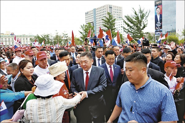 執政黨蒙古人民黨的恩赫包勒德與支持者握手致意。（路透）