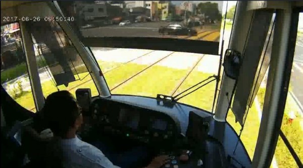 輕軌列車擦撞BMW 撞擊影像曝光