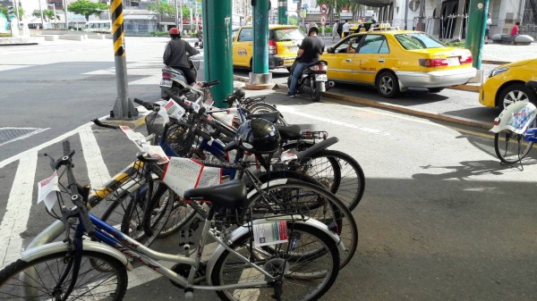 台南火車站前機車臨停區自行車、電動自行車違停多，市府七月一日起加強拖吊。（記者王俊忠翻攝）