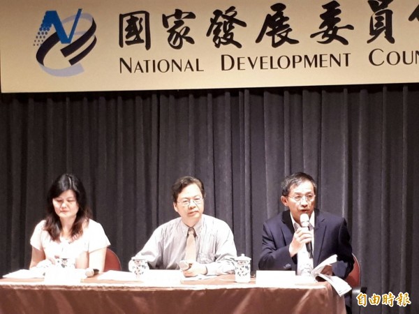 明年健保給付總額成長區間創三年新低，社會保險司司長商東福（右）表示，健保財務至2019年都沒有問題。（記者陳梅英攝）