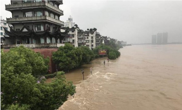 中國東南各省進入梅雨季節，錢塘江流域出現60多年來最大的洪水。（圖截自網路）