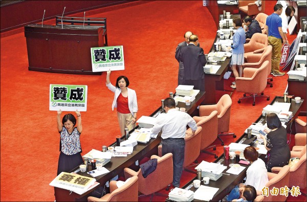 立法院臨時會審查「公務人員退休資遣撫卹法草案」，在國民黨團祭出拖延戰而經三日挑燈夜戰後，院會昨晚持續進行二讀，並預定今日完成三讀立法。（記者羅沛德攝）