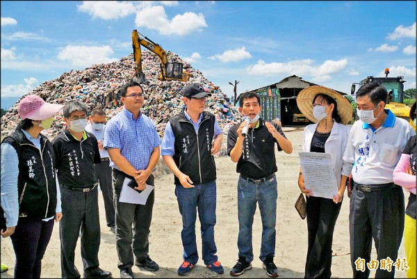 斗六市長謝淑亞及民意代表在轉運站垃圾山前，要求縣府協助清運垃圾。（記者詹士弘攝）