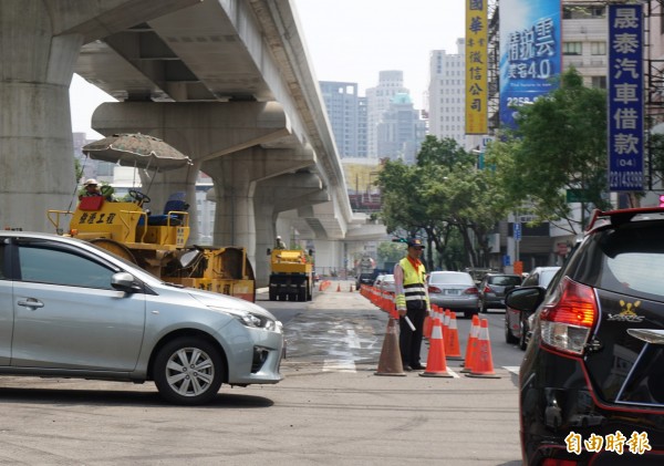 台灣大道文心路口因路基掏空，緊急封路填補。圖為示意圖。（資料照，記者蔡淑媛）