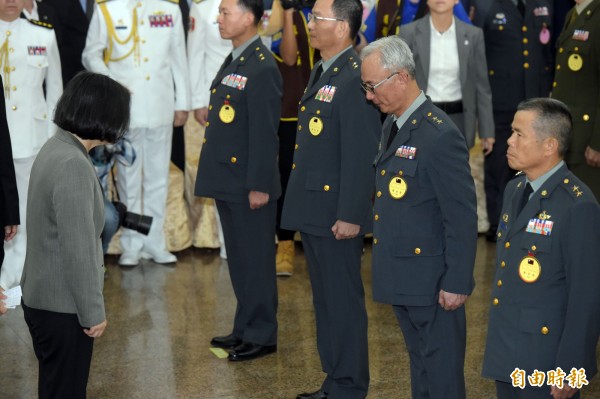 總統蔡英文參加今年下半年將官晉任典禮，打破過去慣例，僅向晉升將官頷首致意，沒有一一握手。（記者黃耀徵攝）