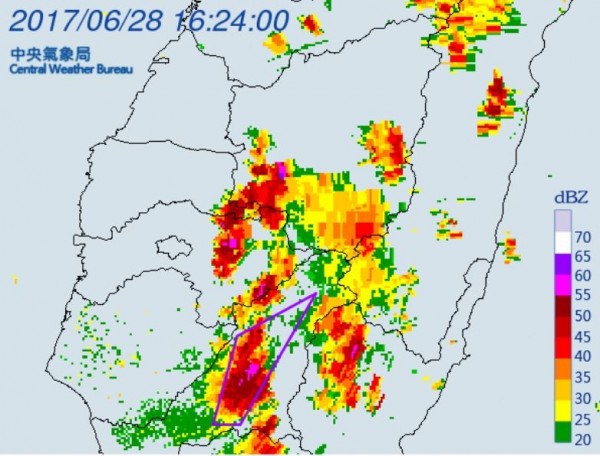 中央氣象局則在下午4點20分針對高雄市山區發布大雷雨即時訊息，提醒民眾應注意雷雨。（圖擷取自中央氣象局）