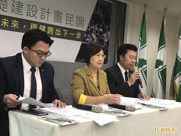 民進黨今天公佈「前瞻」民調，結果顯示，民眾在計畫說明前後，贊成度從3成升高到6成5。（記者蘇芳禾攝）