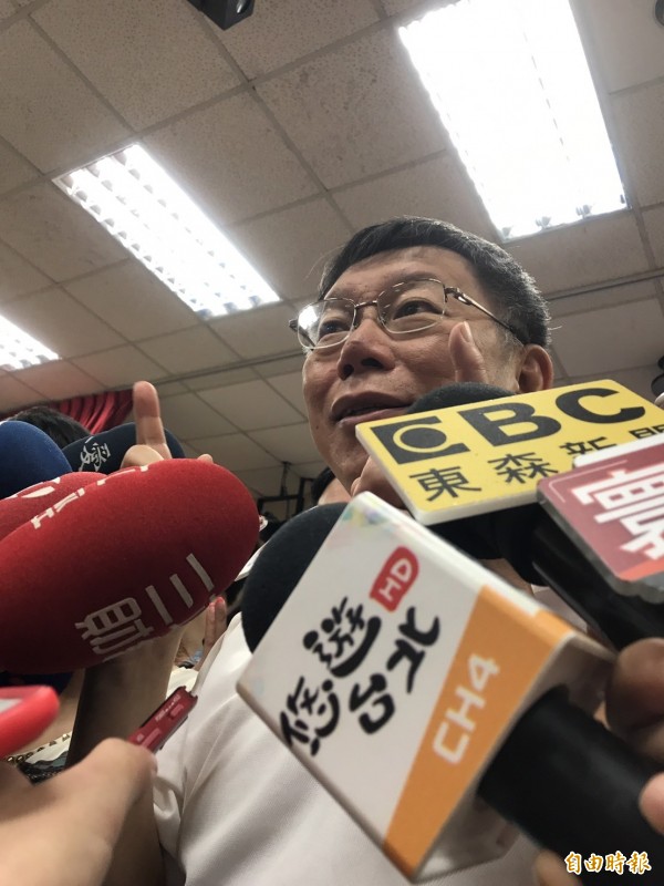 台北市長柯文哲今受訪時否認與市議會民進黨團條件交換，強調該講的還是要講。（記者沈佩瑤攝）