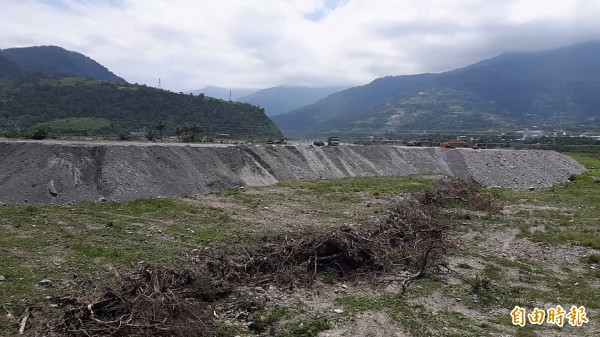 知本溪疏濬開挖砂石擇地堆置，卡大地布部落族人盼用來護堤養灘。（記者陳賢義攝）