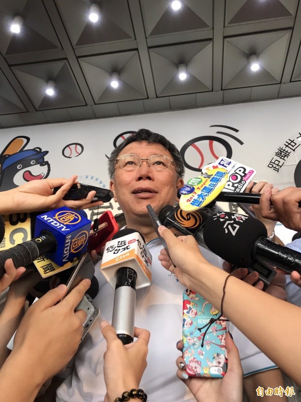 台北市長柯文哲今出席活動後受訪，被問到「宿敵」遠雄涉嫌賄賂新北市多名官員和議員，酸指「就算是真的，反正他也不是第一次也不奇怪。」（記者沈佩瑤攝）