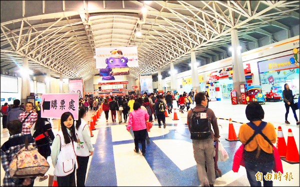 台鐵將於16個車站進行空間重新規畫，讓車站成為吃喝玩樂空間，圖為參與改造的新烏日站大廳。（資料照，記者陳建志攝）