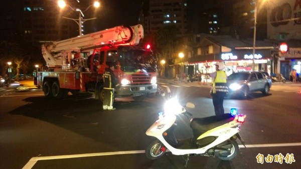 消防雲梯車大鳴警笛趕救火，對向機車疑似未禮讓當場撞上。（記者陳恩惠攝）