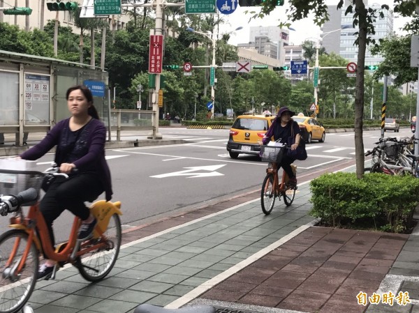 七月十七日起，民眾騎乘自行車，應行駛於慢車道或自行車道，如果違規騎乘於騎樓或人行道，將處以300元罰鍰。（記者陳紜甄攝）