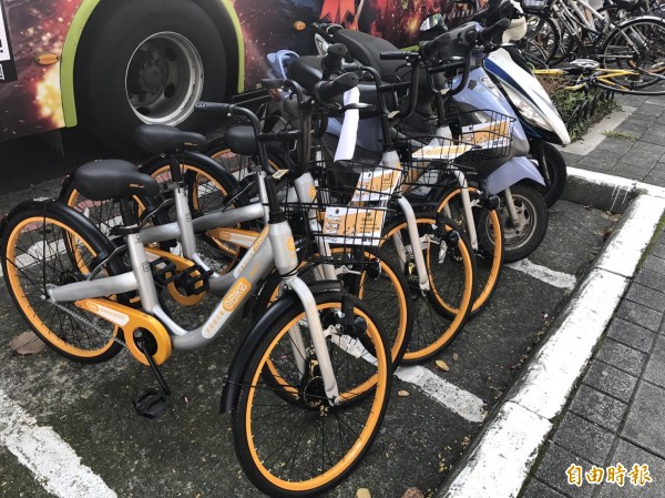 共享單車oBike已在街上騎，違停亂象浮現，台北市交通局共享車輛自治條例還在研擬中，預計今年底送議會審查。（記者陳紜甄攝）