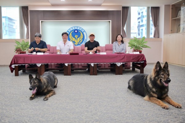 3隻搜救犬退休寄養簽約，今歡喜搬新家（記者邱俊福翻攝）