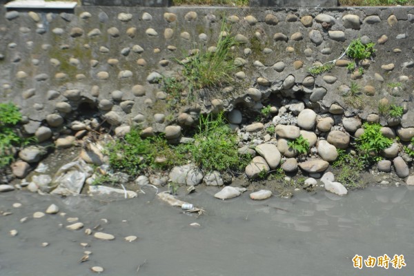 烏日區溪心壩大排護岸老舊，基腳都出現淘空、塌陷的情形。（記者陳建志攝）