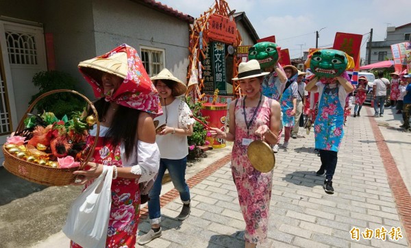 外籍生體驗復古迎親，直呼有趣。（記者楊金城攝）