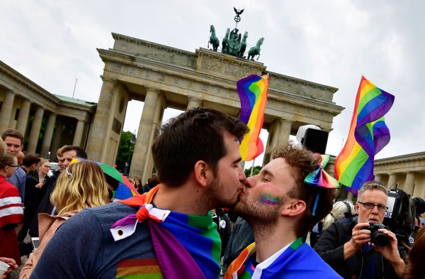 德國聯邦議院今天通過同性婚姻法案，一對男同志親吻慶祝。（法新社）